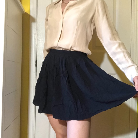 Flowy skirt. Do not wear on windy days! - Picture 2 of 5